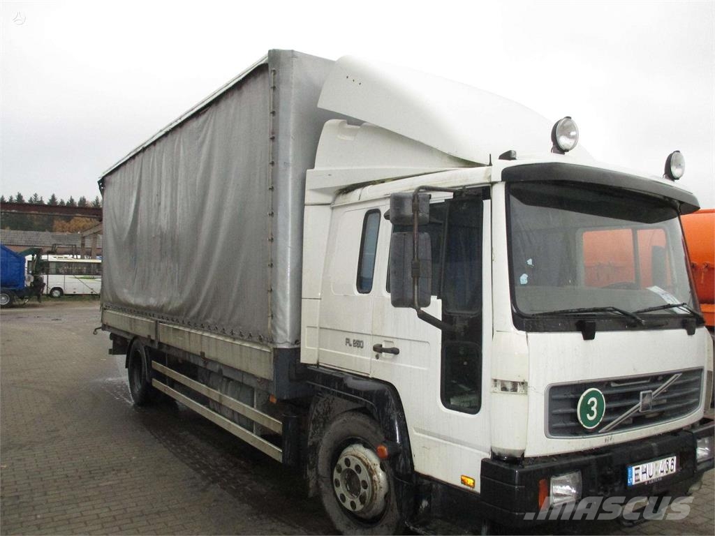 Volvo FL6 Camiones de caja de lona