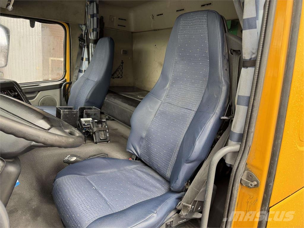 Volvo FM 300 skysčių pristatymo sunkvežimis タンカートラック