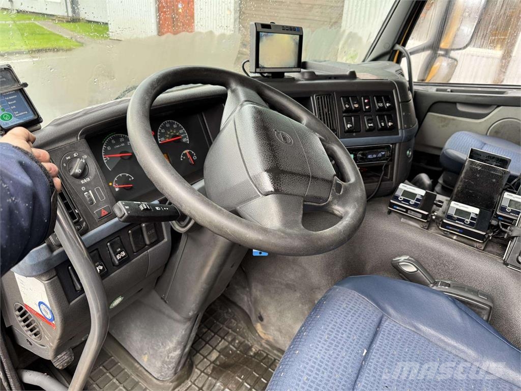 Volvo FM 300 skysčių pristatymo sunkvežimis タンカートラック