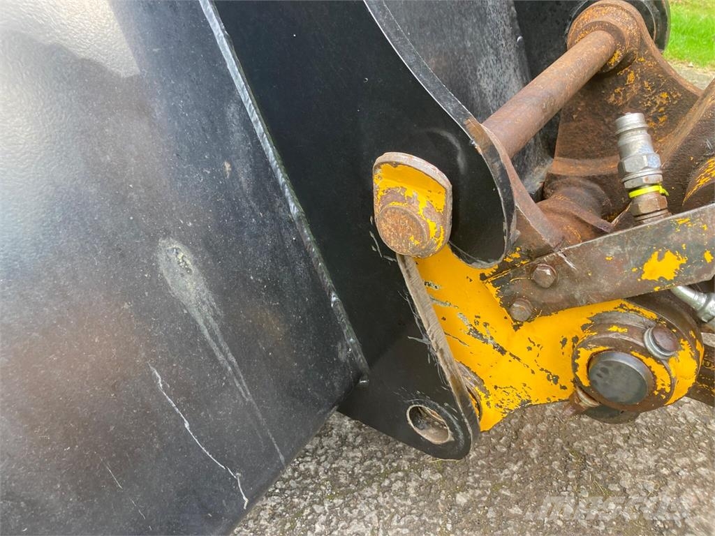 JCB Agri Bucket on Toolcarrier brackets Agriculture - Autres