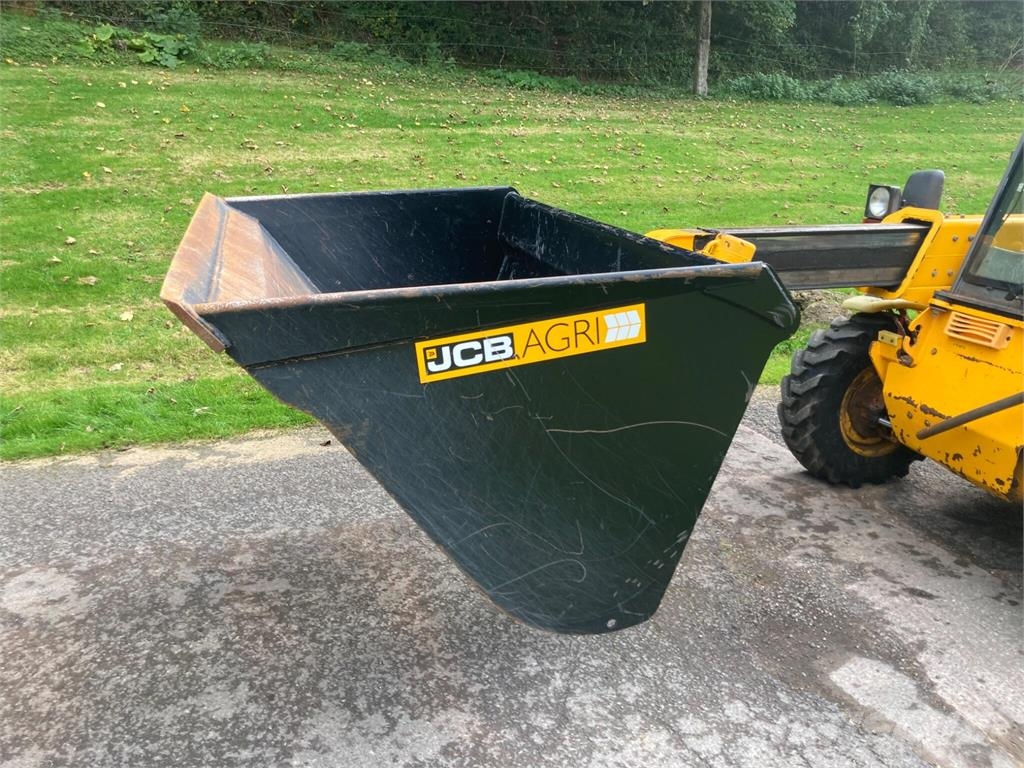 JCB Agri Bucket on Toolcarrier brackets Agriculture - Autres