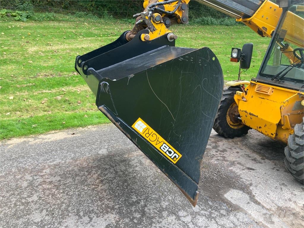JCB Agri Bucket on Toolcarrier brackets Agriculture - Autres