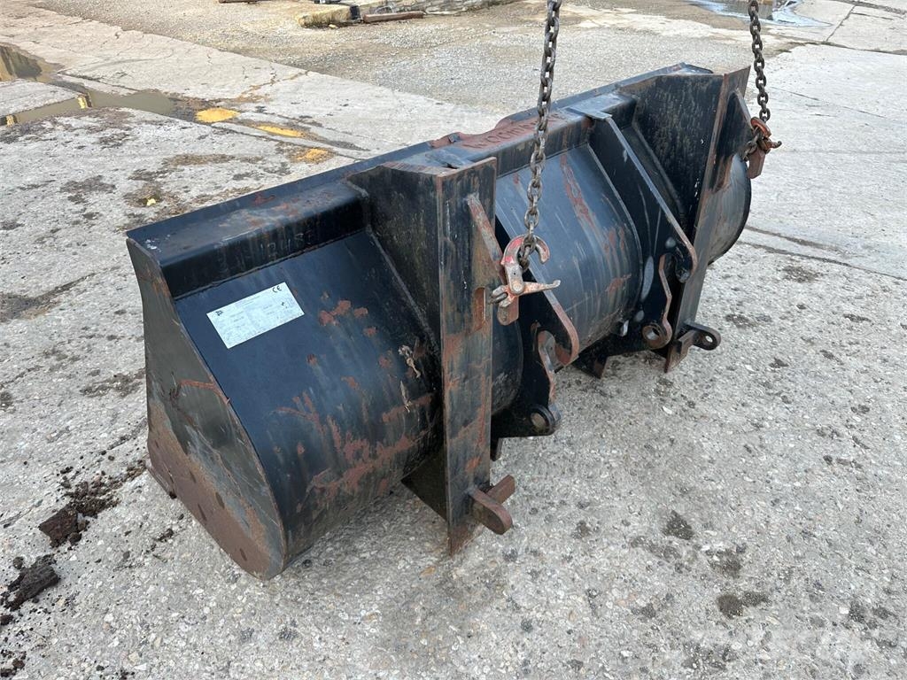 JCB Telehandler bucket on Q-Fit & Toolcarrier Сільгосптехніка - Інші