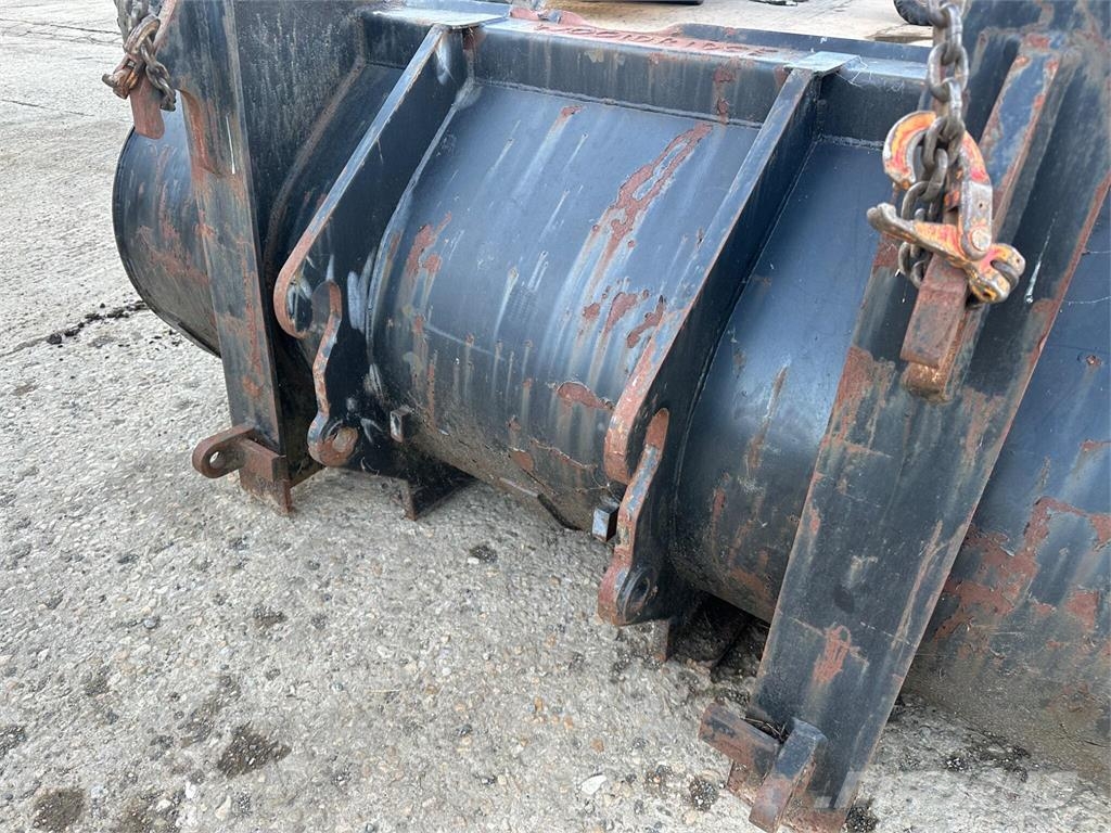 JCB Telehandler bucket on Q-Fit & Toolcarrier Сільгосптехніка - Інші