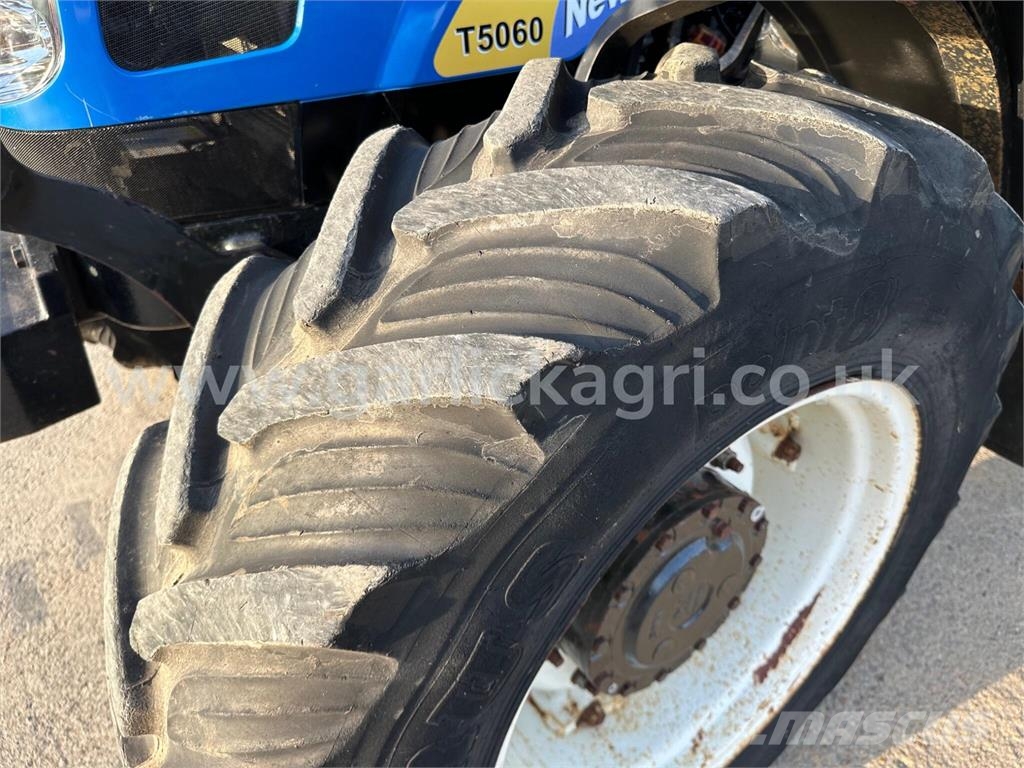 New Holland T5060 Tractor c/w Trima +2.0 Loader Traktory