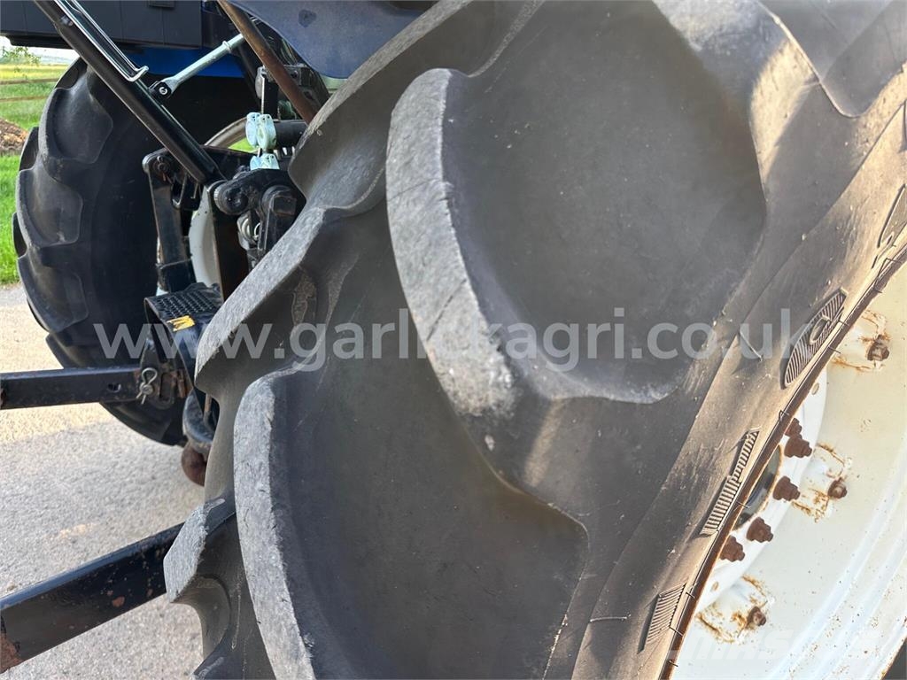 New Holland T5060 Tractor c/w Trima +2.0 Loader Traktory