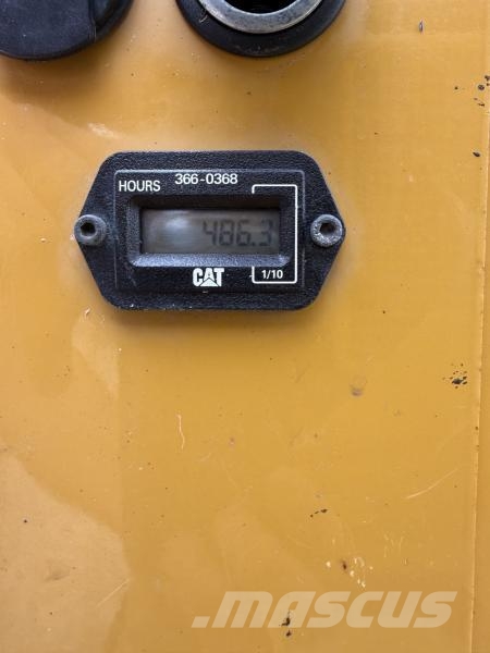 CAT CB17 土壤壓實機