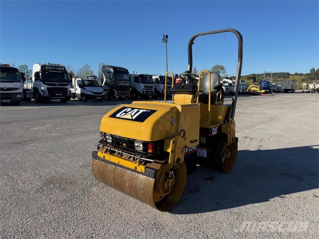 CAT CB224D ضاغطات التربة