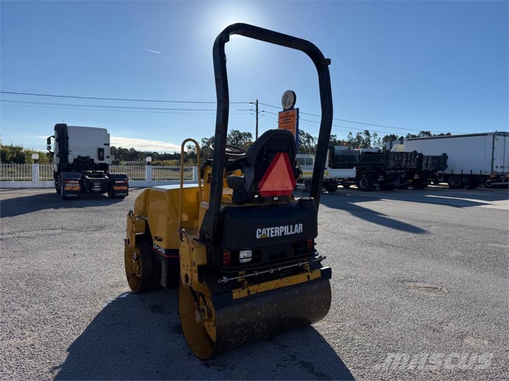 CAT CB224D ضاغطات التربة
