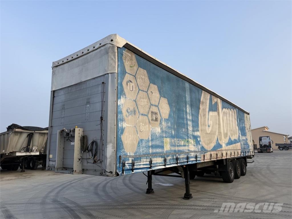 Schmitz Cargobull Semi-Reboque Semi-trailer med Gardinsider