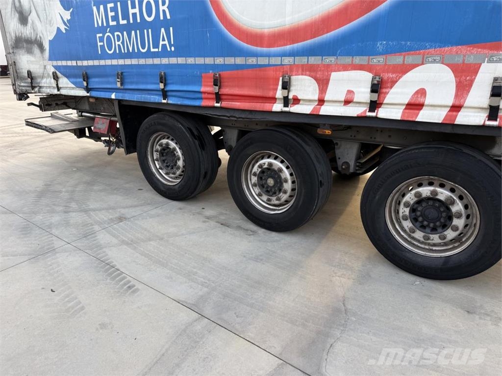 Schmitz Cargobull Semi-Reboque Semi-trailer med Gardinsider