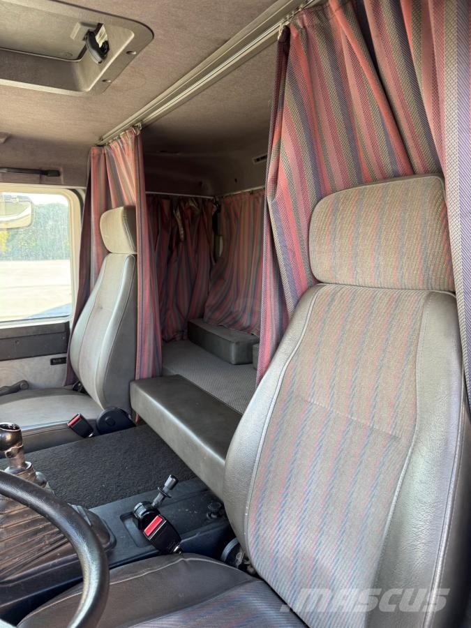 Volvo FL6 150 Caminhões com cortinas laterais