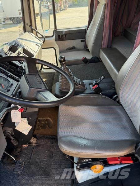 Volvo FL6 150 Caminhões com cortinas laterais