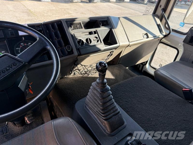 Volvo FL6 150 Caminhões com cortinas laterais