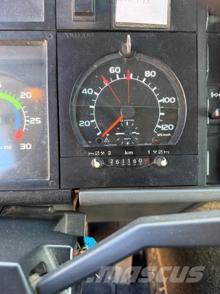 Volvo FL6 150 Caminhões com cortinas laterais