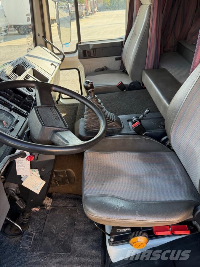 Volvo FL6 150 Camión con caja abierta
