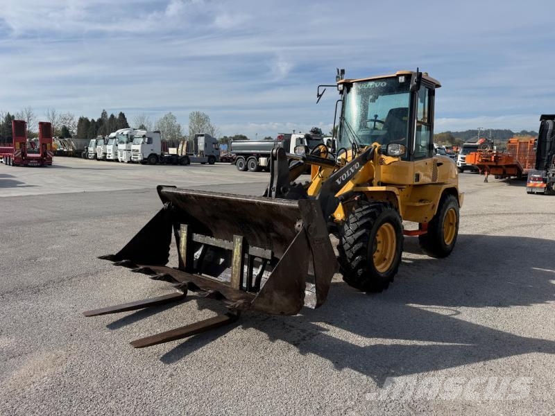 Volvo L 30 لوادر صغيرة