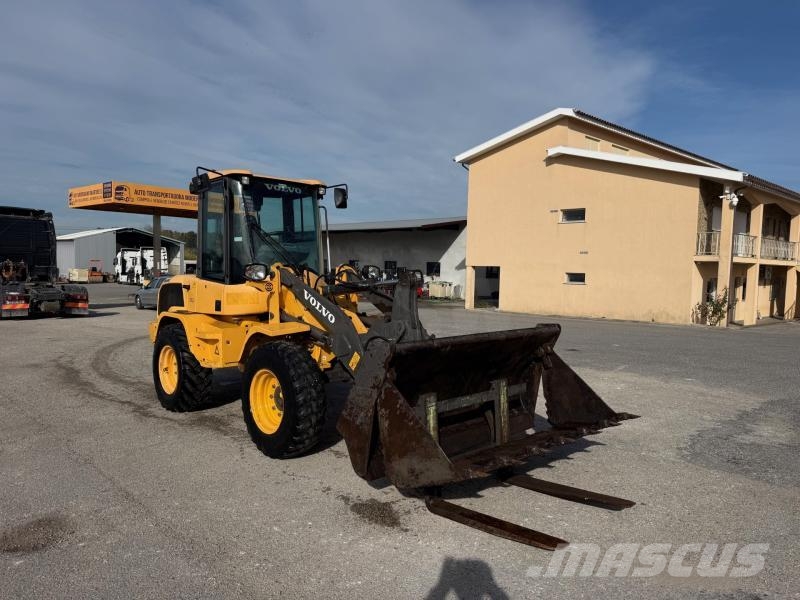 Volvo L 30 لوادر صغيرة
