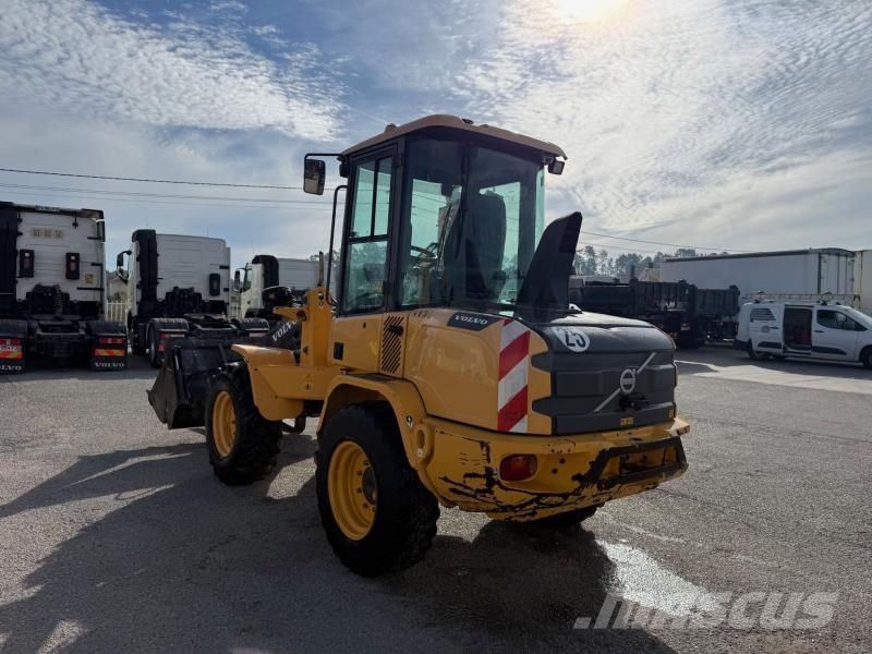 Volvo L 30 لوادر صغيرة