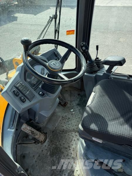 Volvo L 30 لوادر صغيرة