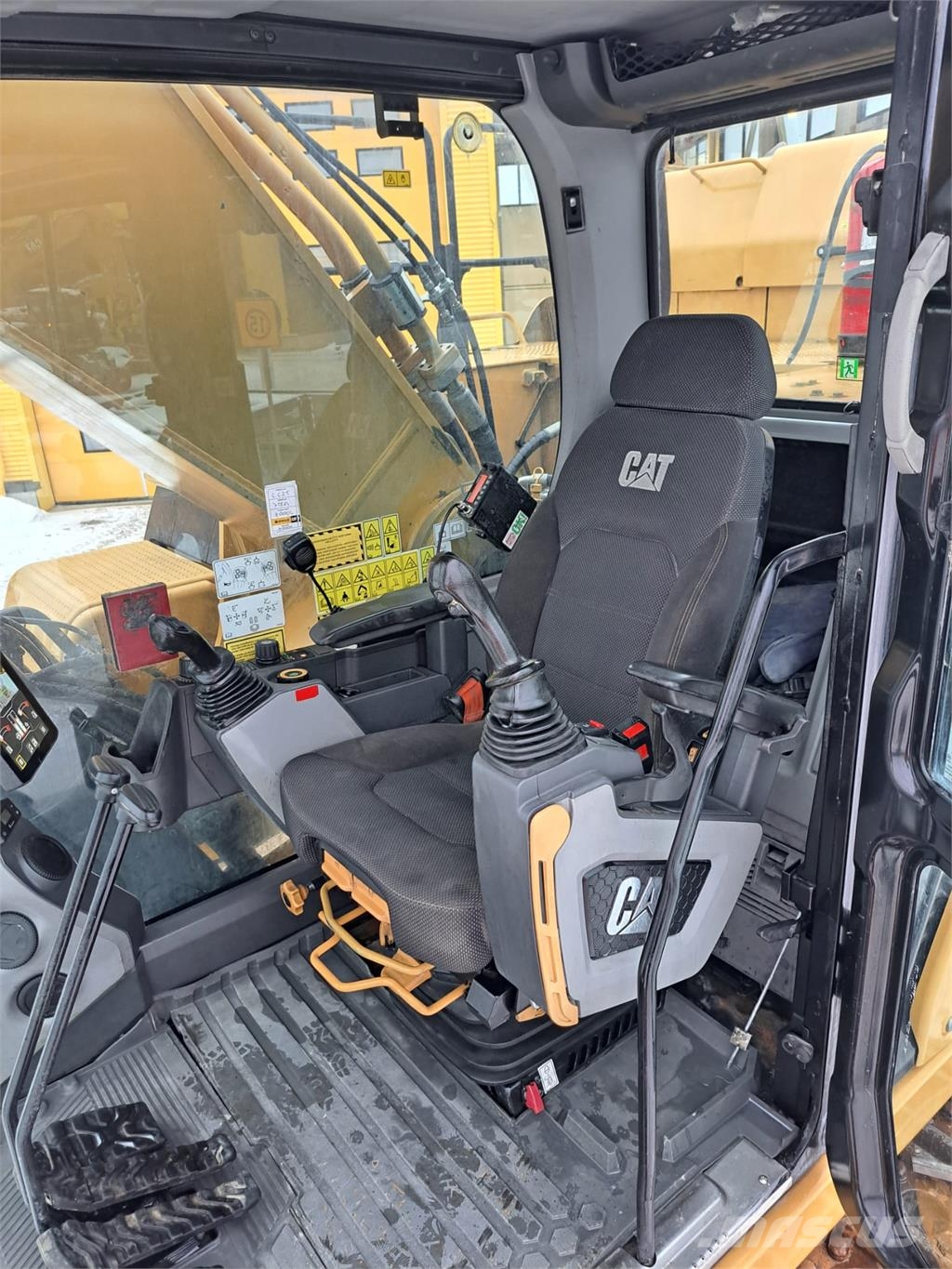 CAT 352 Roomikekskavaatorid