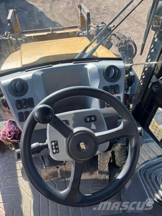 CAT 428F2 Екскаватори-навантажувачі
