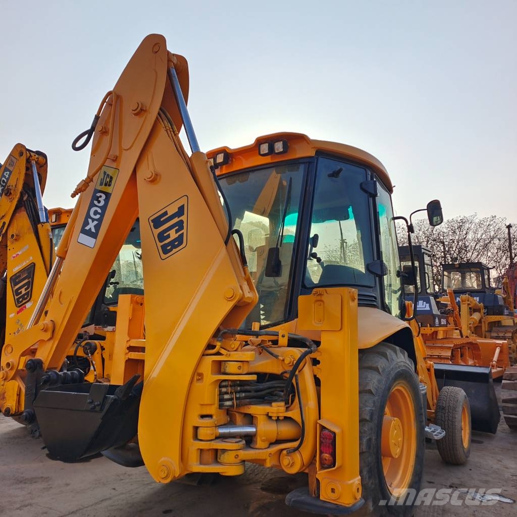 JCB 3cx with Powerful Engine in Stock Kaivurikuormaajat
