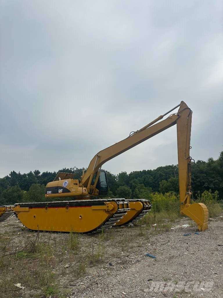 CAT Amphibious 320CL 水陆两栖挖掘机