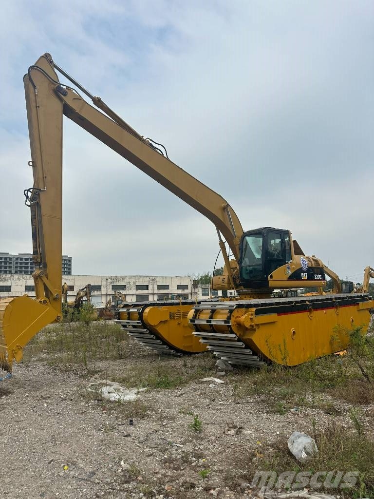 CAT Amphibious 320CL 水陆两栖挖掘机