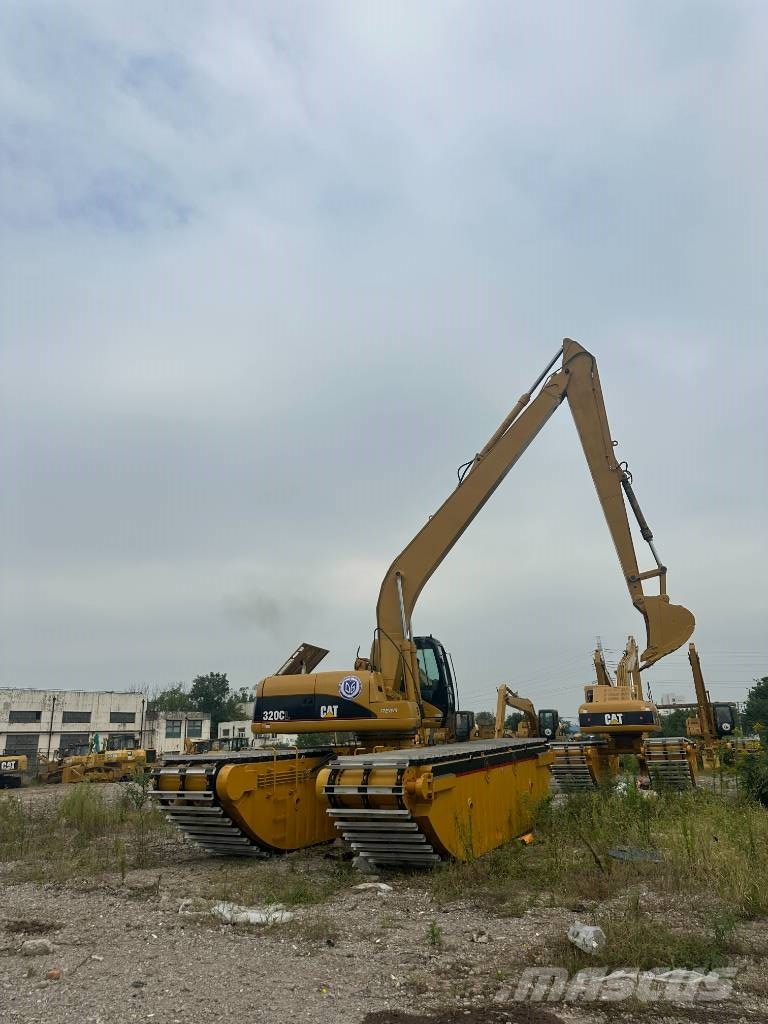 CAT Amphibious 320CL 水陆两栖挖掘机