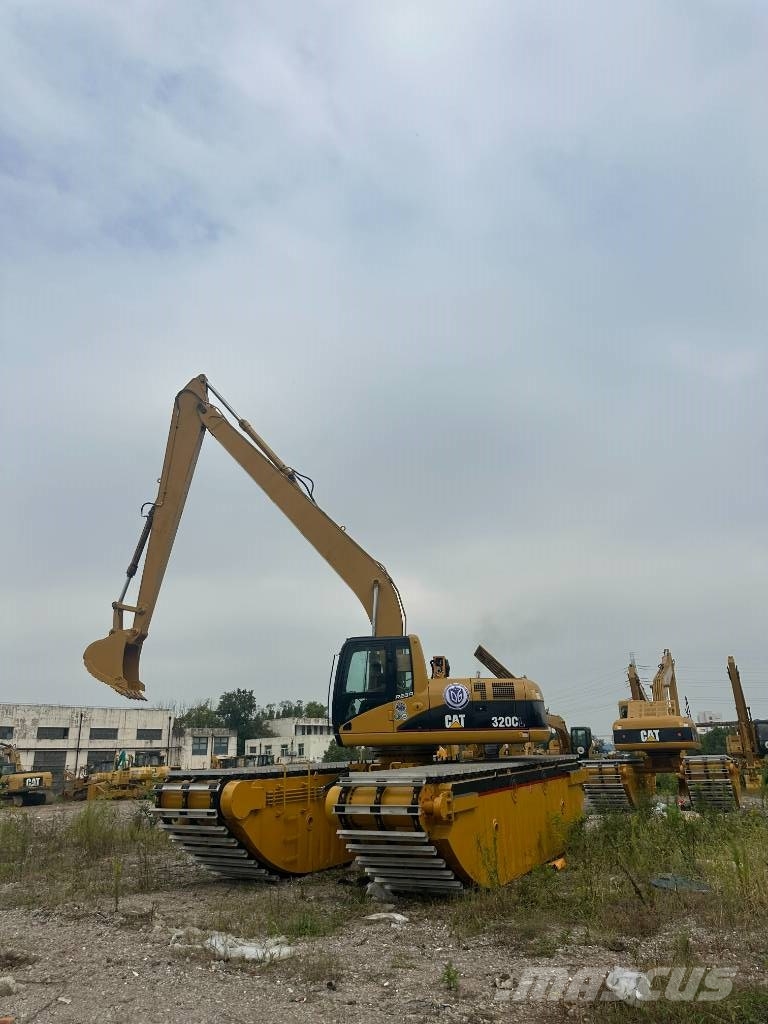 CAT Amphibious 320CL 水陆两栖挖掘机
