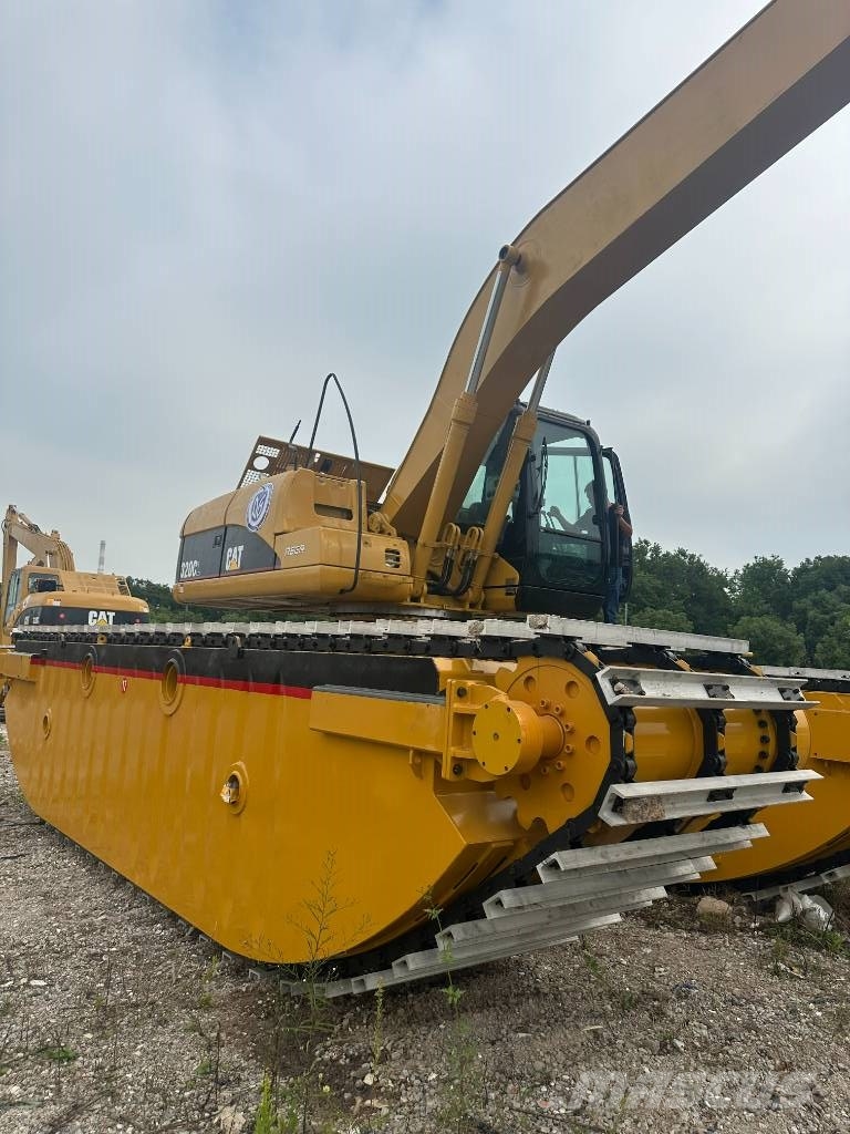 CAT Amphibious 320CL 水陆两栖挖掘机