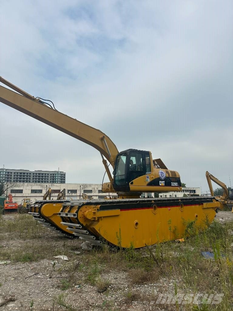 CAT Amphibious 320CL 水陆两栖挖掘机