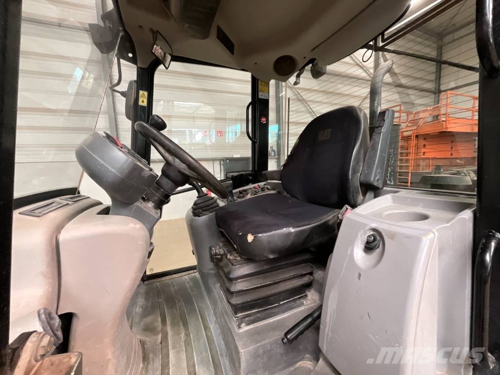 CAT 908 H 2 لوادر بعجل