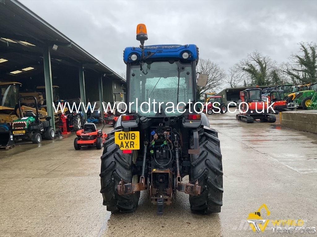 New Holland T 4.100 트랙터