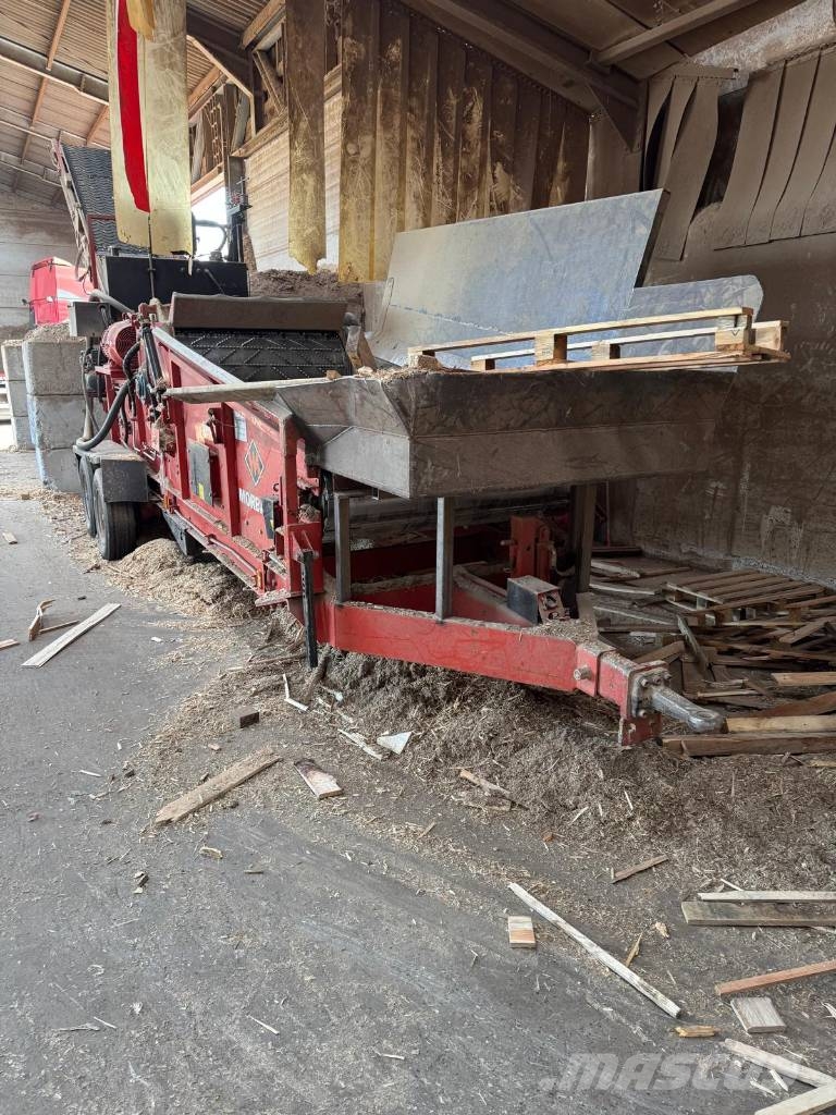 Morbark 2400XE Woodhog آلات تمزيق المخلفات