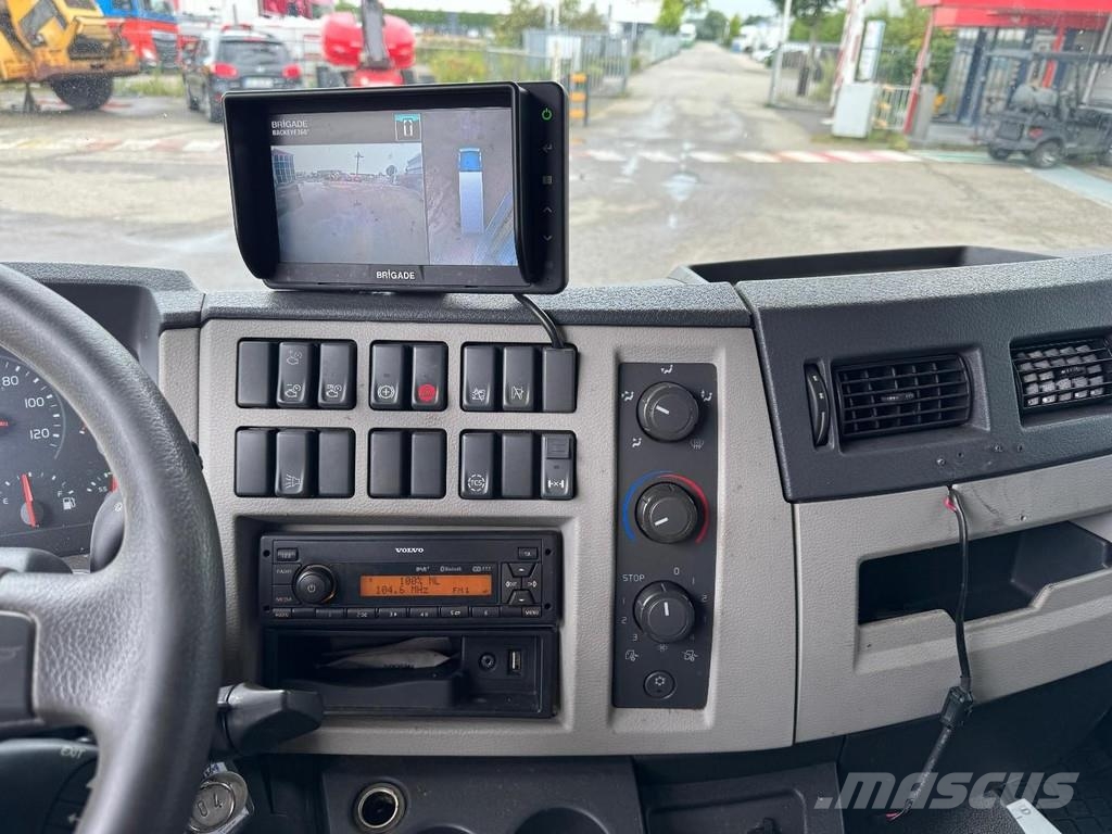 Volvo FL 250 4X2 EURO 6 + 360° CAMERA + DHOLLANDIA LIFT Camiones con caja de remolque