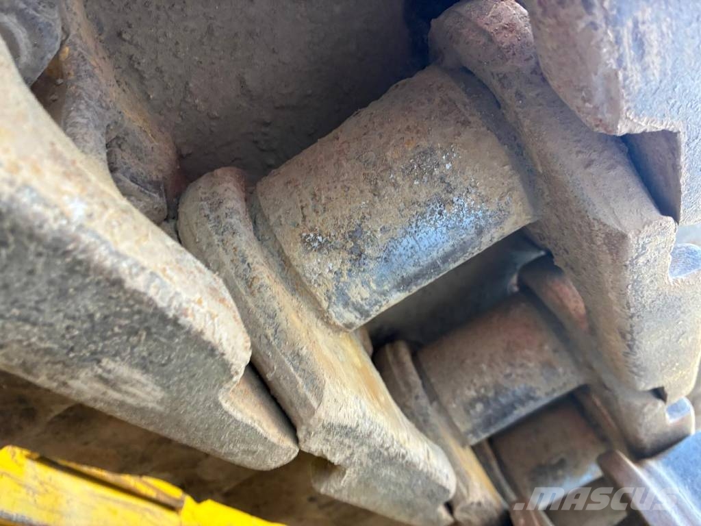 Komatsu D85EX-18 Гусеничные бульдозеры