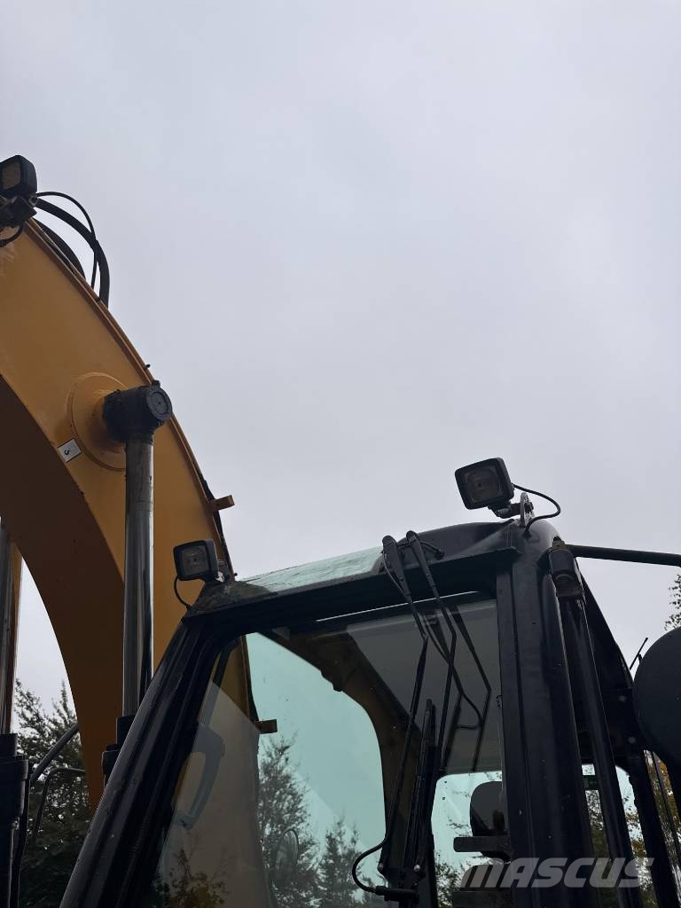 JCB JS 145 LC حفارات زحافة
