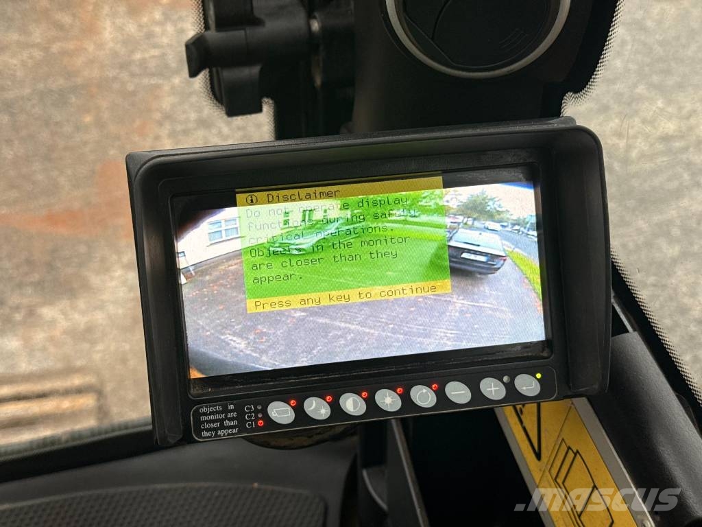 JCB JS 145 LC حفارات زحافة