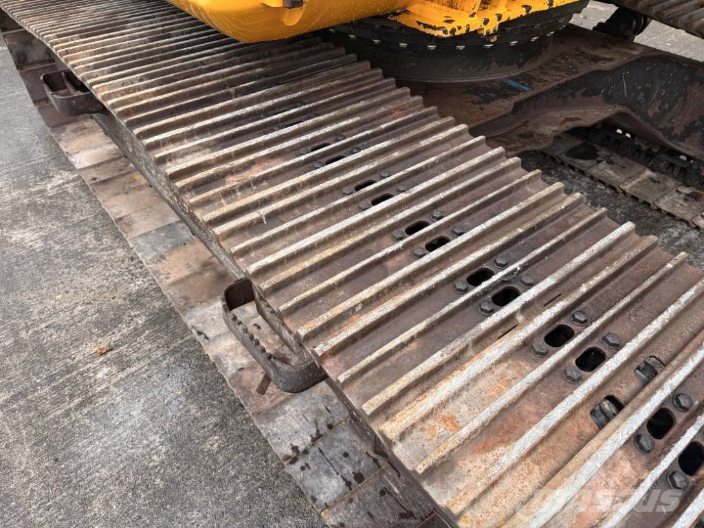JCB JS 145 LC حفارات زحافة