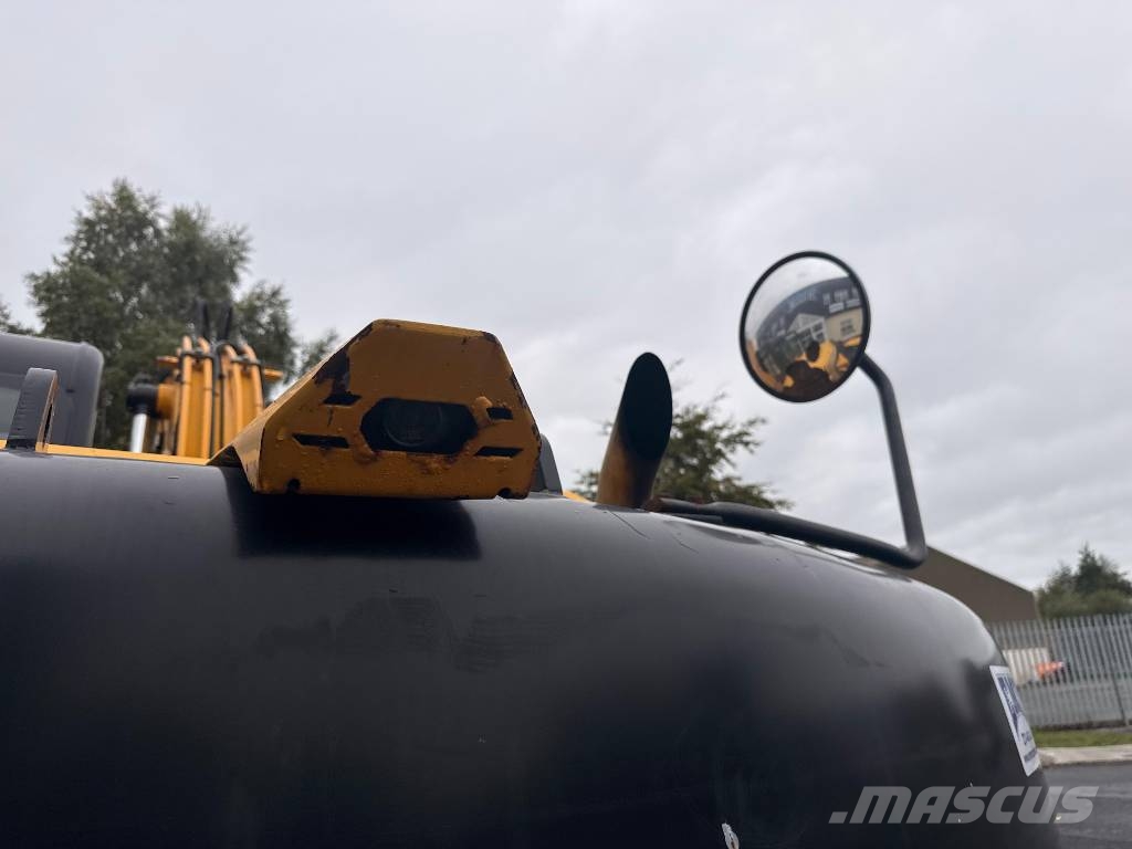 JCB JS 145 LC حفارات زحافة