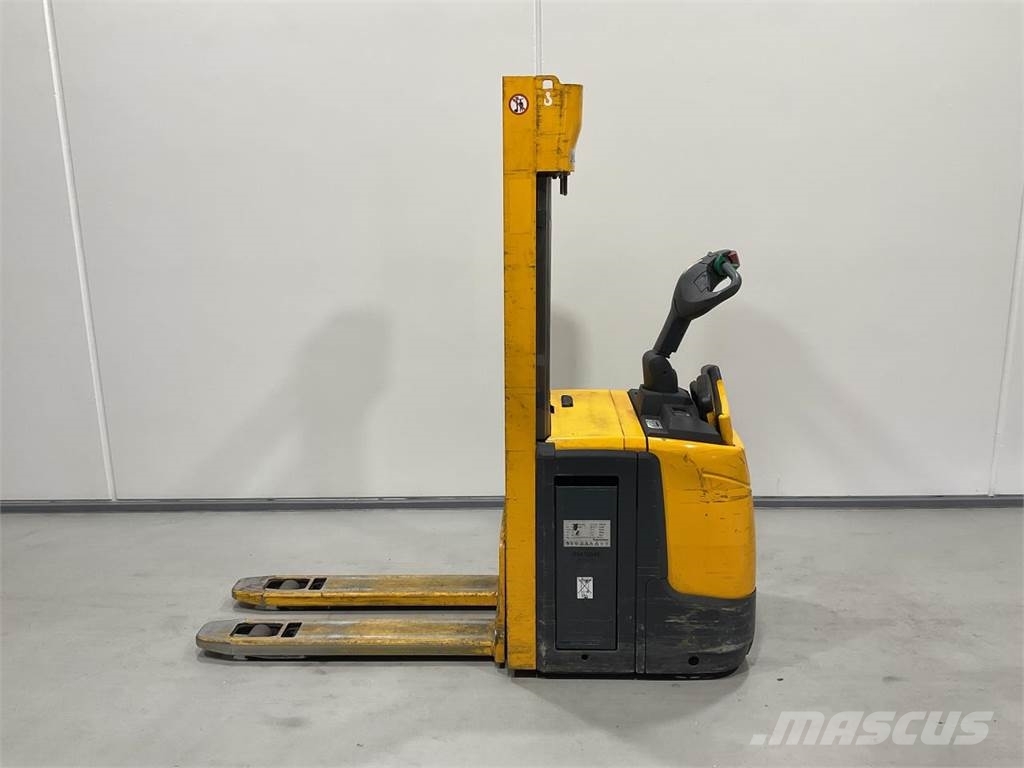 Jungheinrich ERC 212Z Samohybné vozíky