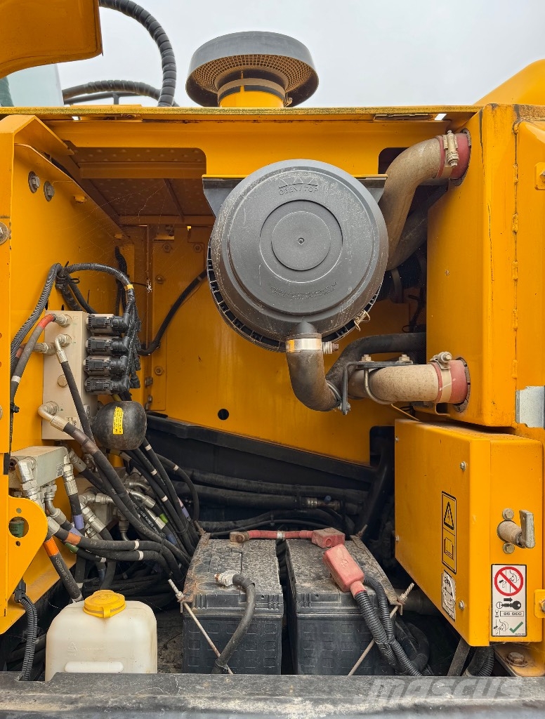 JCB JS 220 LC 大型油圧ショベル12t以上(パワーショベル・ユンボ)