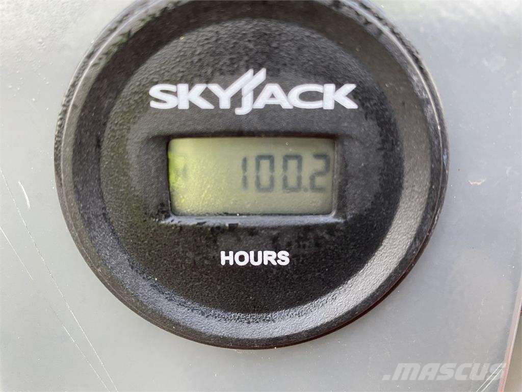 SkyJack SJ16 Vertikaalsed mast tõstukid