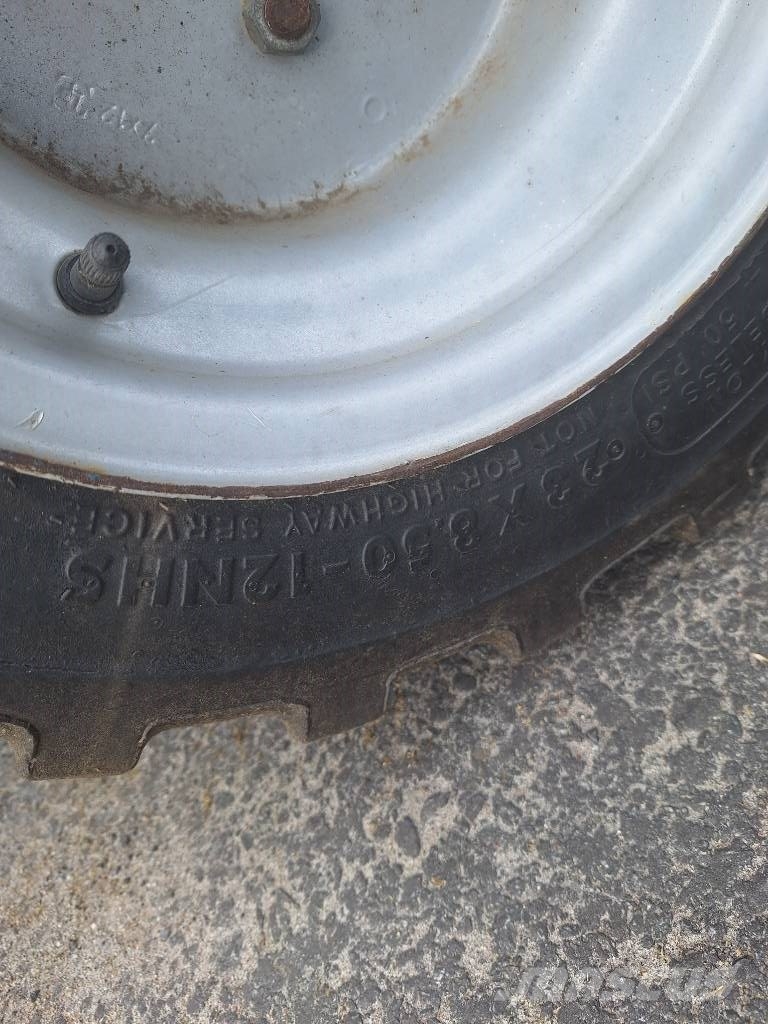 Agromatic 744 Liukuohjatut kuormaajat