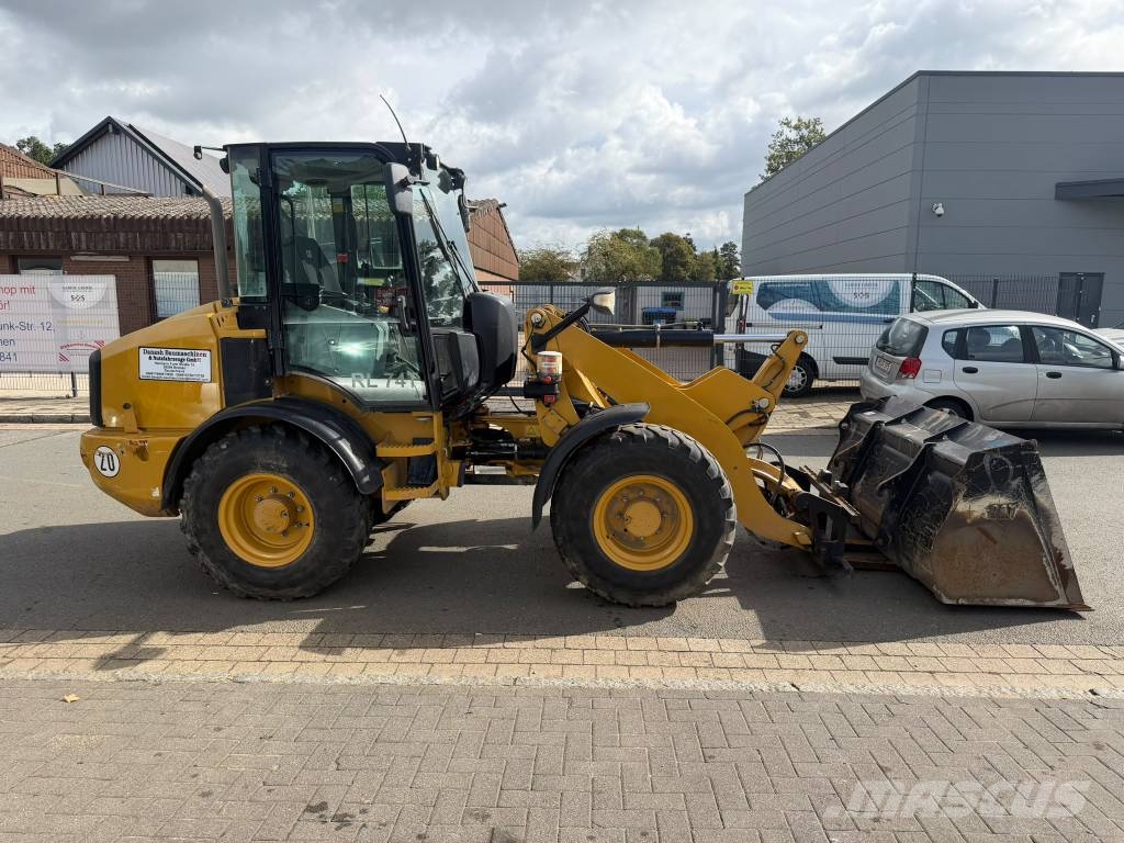 CAT 908M Utovarivači na kotačima