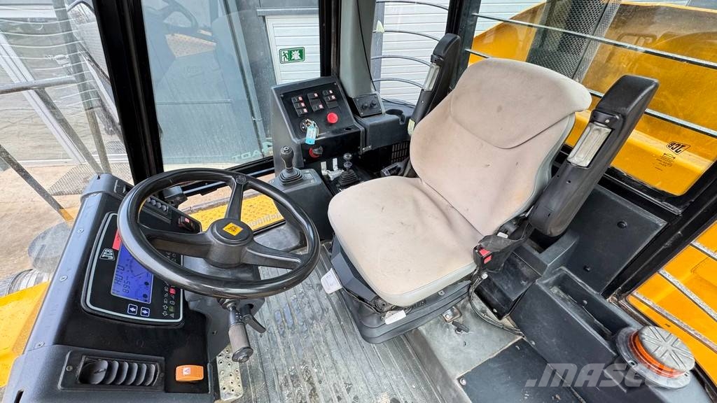 JCB 714 - NEW TYRES - 2013 YEAR - 8200 HOURS Camiones articulados