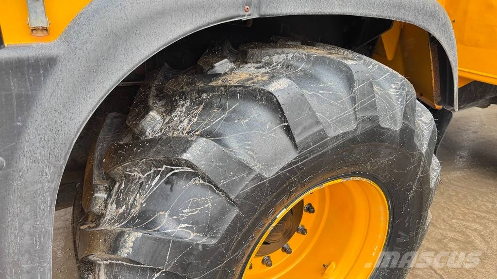 JCB 714 - NEW TYRES - 2013 YEAR - 8200 HOURS Camiones articulados