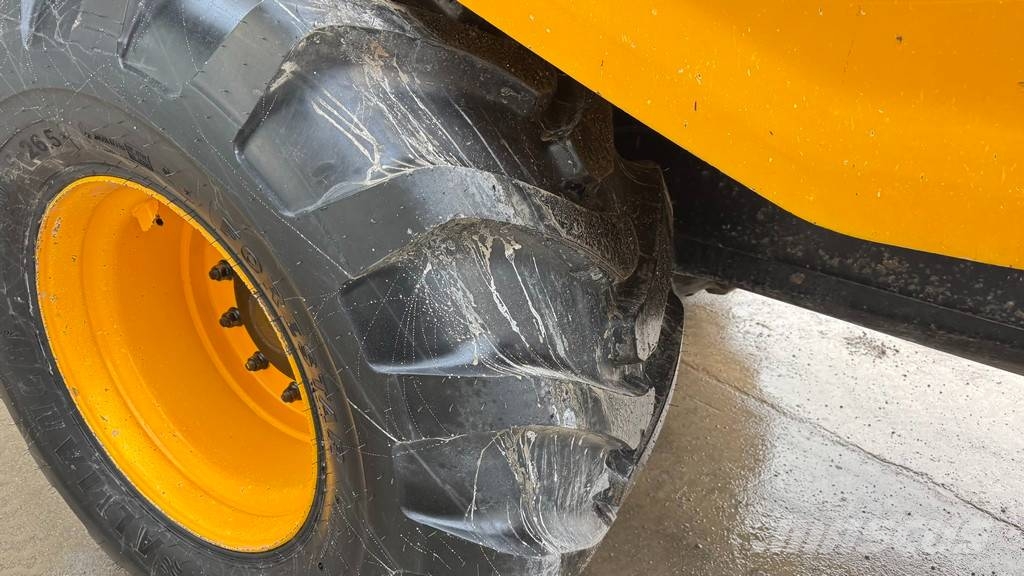 JCB 714 - NEW TYRES - 2013 YEAR - 8200 HOURS Camiones articulados